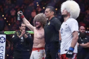 Momen Kikuk Khabib Nurmagomedov Saat Ambil Sabuk Juara untuk Umar Nurmagomedov di UFC 311