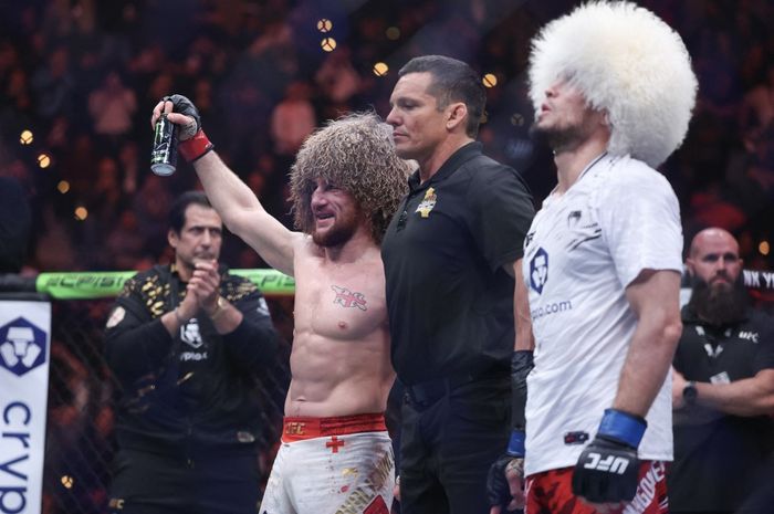 Momen Kikuk Khabib Nurmagomedov Saat Ambil Sabuk Juara untuk Umar Nurmagomedov di UFC 311