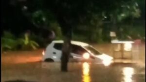 Viral Video Mobil Hanyut Saat Banjir Melanda Madiun